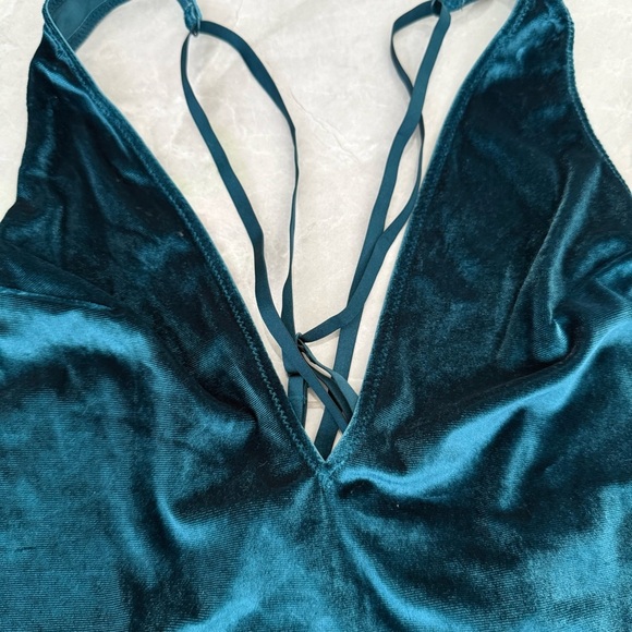 Women’s Gilligan & O’Malley Intimates Velvet Deep V-Neck Strappy Bodysuit Medium - Picture 4 of 16